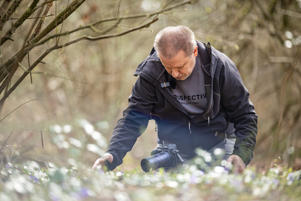 Frank van der Voorde is bezig met macrofotografie.